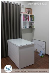 Bàn học có giá sách treo tường có đường soi màu trắng