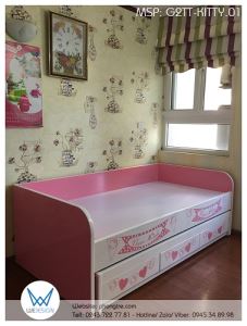 Giường tầng thấp kiểu sofa trang trí Kitty và tên 2 bé