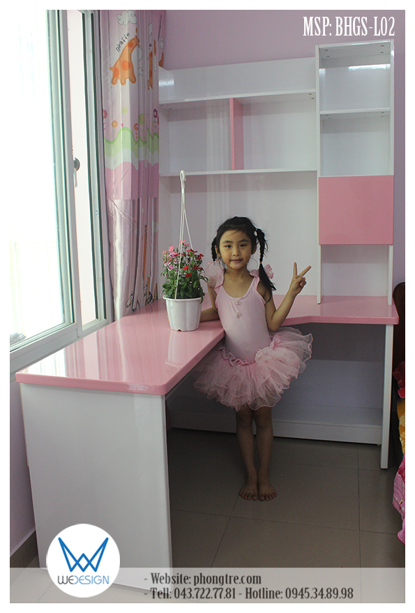 Bàn học liền giá sách MSP: BHGS-L02 màu hồng đặt áp cửa sổ