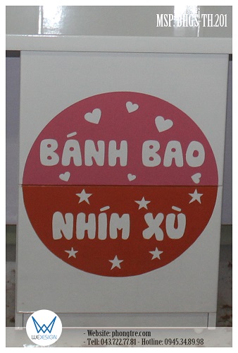 Ô tủ đồ 2 cánh dưới mặt bàn trang trí hình tròn 2 sắc màu yêu thích và tên của 2 bé với chi tiết trang trí theo giới tính của trẻ