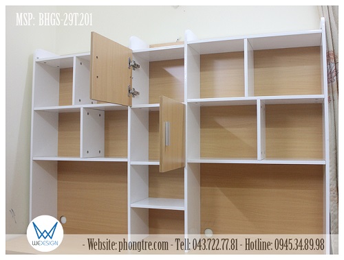 Hai cánh tủ của kệ sách được mở ra 2 vế khác nhau giúp học sinh dễ dáng quan sát bên trong ô tủ cánh khi cần lấy và cất đồ