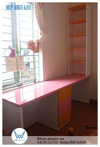 Bàn học đôi được làm dáng thẳng có tủ 3 ngăn kéo ở giữa 2 vị trí ngồi và kệ sách liền bàn làm ở phần chiều sâu của mặt bàn