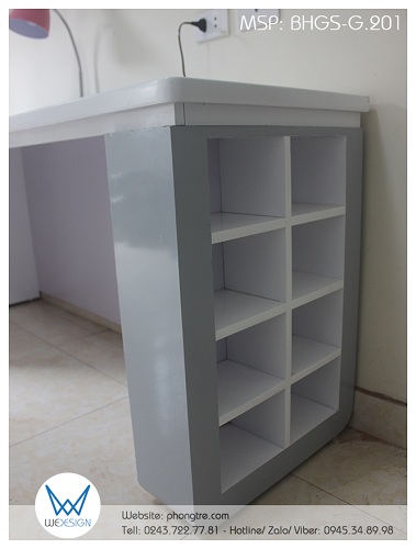 Kệ để đồ trang trí hướng về góc bước vào không gian góc học tập để 2 bé khoe bộ sưu tập những món đồ xinh xinh của mình