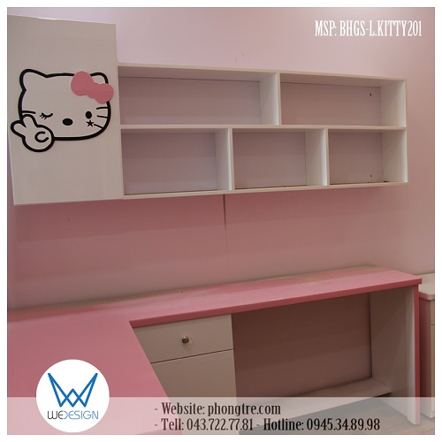 Phía bàn học rộng 1m8 của bàn học góc Hello Kitty MSP: BHGS-L.KITTY201 trang trí Mèo Hello Kitty giơ tay chào & nháy mắt tinh nghịch