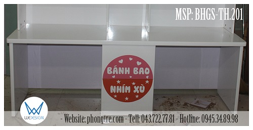 Phần bàn học dáng thẳng có ô tủ 2 cánh ở giữa trang trí tên 2 bé với sắc màu yêu thích của mình