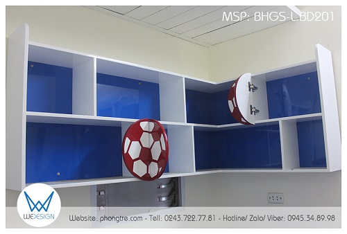 Kệ sách của bàn học được tạo hình quả bóng và bắt vào đợt chống giá sách để trang trí