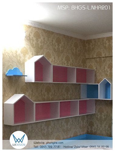 Kệ sách tạo hình ngôi nhà kích thước lớn được Wedesign lắp đặt treo trên tường chắc chắn, không lộ ke vít