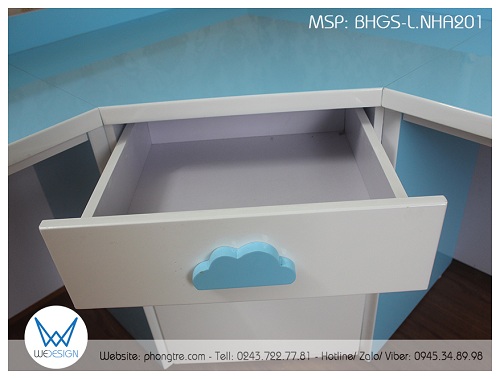 Ngăn kéo ở phía trên cho bé để một số dụng cụ học tập