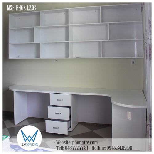 Bàn học đôi MSP: BHGS-L2.03 có kệ sách treo tường 3 tầng, thiết kế đối xứng chia thành 2 khoang để sách cho 2 học sinh