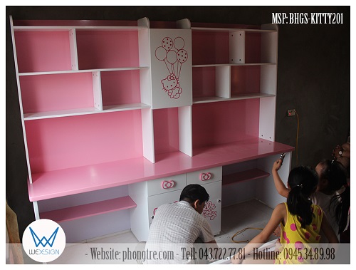 Hai bé Hương và Su ríu rít sử dụng face time để khoe bộ bàn ghế và giường ngủ Hello Kitty của mình với mẹ Hoàn Thiều