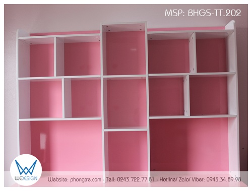 Kệ sách của bàn học liền với mặt bàn, chia nhiều ô để học sinh sắp xếp sách vở