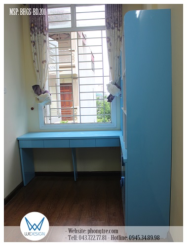 Bàn học đôi liền tủ sách MSP: BHGS-BD.201 được đặt ở góc tường 1m8x2m áp với cửa sổ của phòng