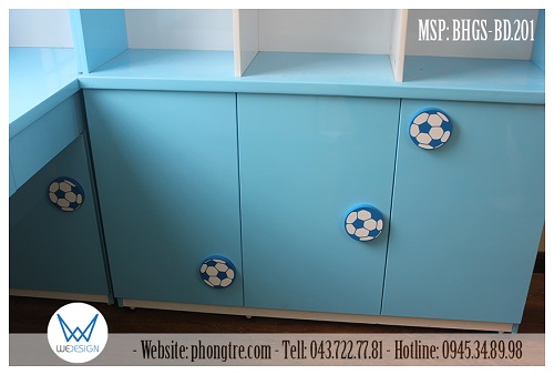 Các tay nắm quả bóng của bàn học được xếp thành hình đường di chuyển của quả bóng