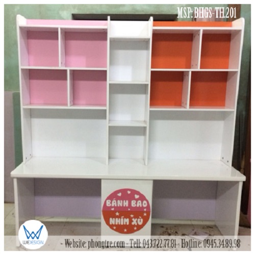 Bàn học đôi liền giá sách trang trí tên và sắc màu yêu thích cam và hồng của 2 bé Bánh Bao và Nhím Xù, 1 bé gái và 1 bé trai