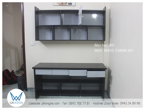 Bàn đôi vân gỗ óc chó có giá sách treo tường, thiết kế công năng tiện ích cho nhu cầu sắp xếp tài liệu