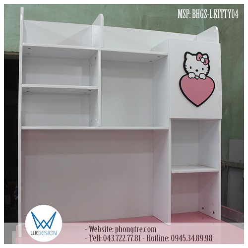 Kệ sách của bàn học trang trí Hello Kitty ôm trái tim dễ thương