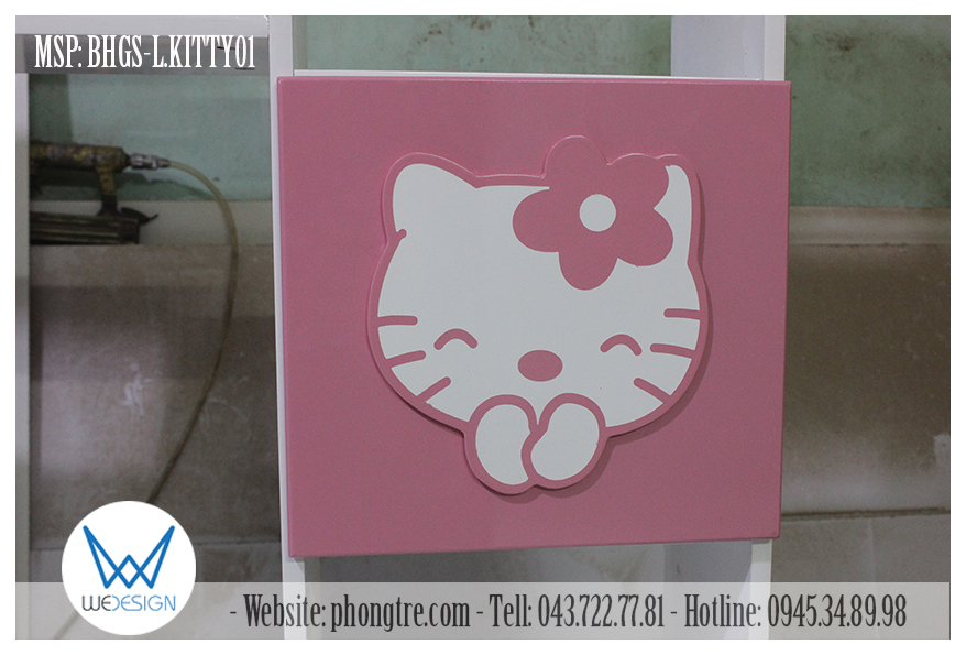 Chi tiết trang trí Mèo Hello Kitty đang vỗ tay trên mặt cánh giá sách của bàn học