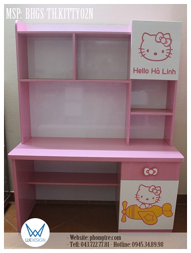 Bàn học tiểu học trang trí Kitty lái máy bay và tên bé