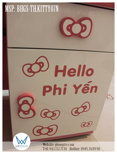 Trang trí tủ đồ 1 ngăn kéo - 1 cánh với hình ảnh nơ xinh cài đầu của Hello Kitty và tên bé