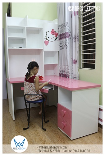 Bàn học của bé Thảo được đặt áp với cửa sổ