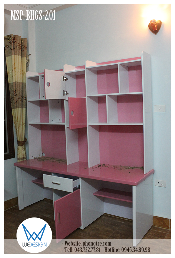 Phần cánh tủ của ô giá sách được thiết kế bản lề ngược nhau để 2 trẻ có thể đóng mở thuận tay