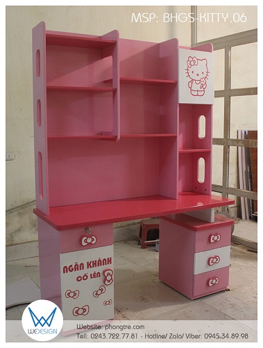 Bàn học Hello Kitty BHGS-KITTY.06 trang trí Hello Kitty cùng với thật nhiều màu hồng với hình ảnh gửi gắm lời chúc học tập tốt cho học sinh