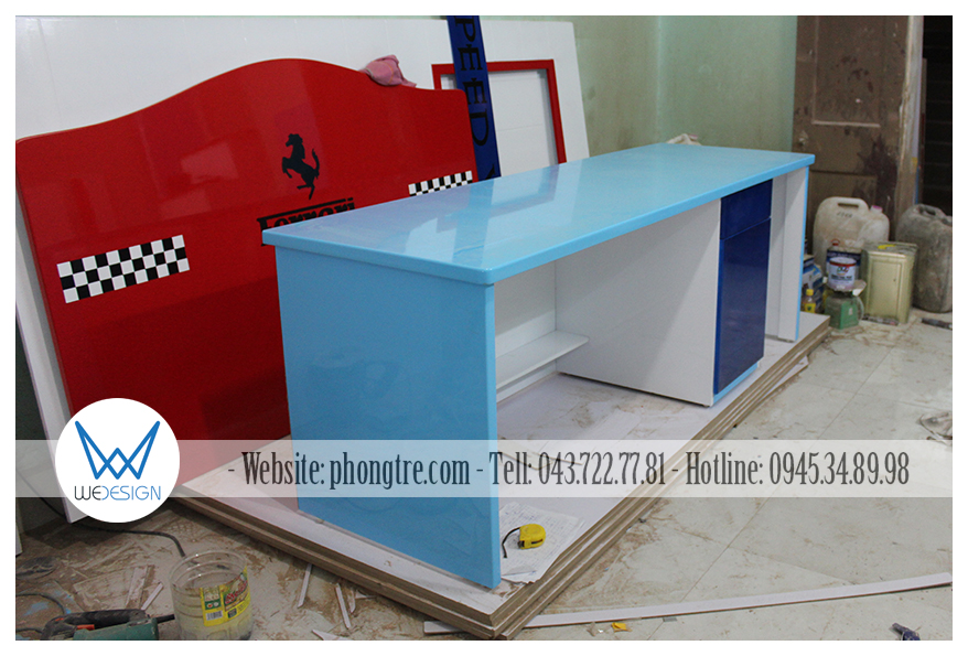 Chi tiết đầu cao giường được sơn hoàn thiện và bàn học được ráp mộc tại xưởng