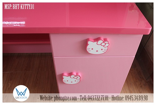 Đầu mép bàn được bo góc cong an toàn cho bé gái khi sử dụng
