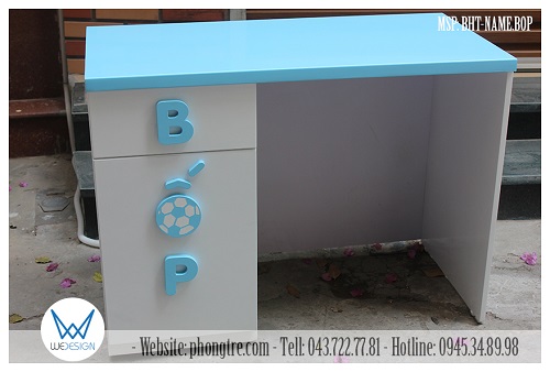 Bàn học trang trí chủ đề bóng đá với tên của bé trai BHT-NAME.BOP