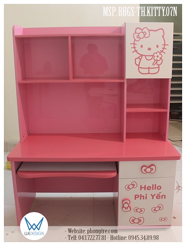 Bàn học tiểu học liền giá sách BHGS-TH.KITTY07N có màu chủ đạo là màu hồng, lấy nền là màu trắng để sơn trang trí Hello Kitty, tên bé và nơ xinh 