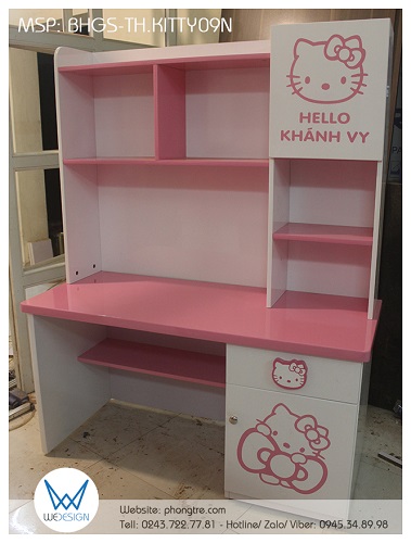 Bàn học tiểu học Hello Kitty cùng nơ xinh và tên bé