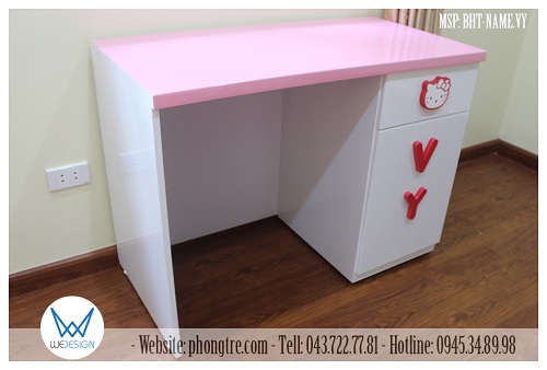Bàn học Hello Kitty của bé Vy