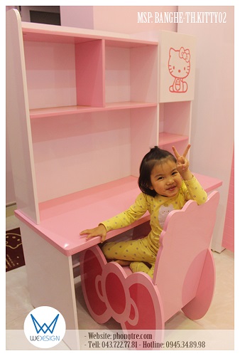 Bé Su cùng bộ bàn ghế tiểu học Hello Kitty và nơ dễ thương của mình