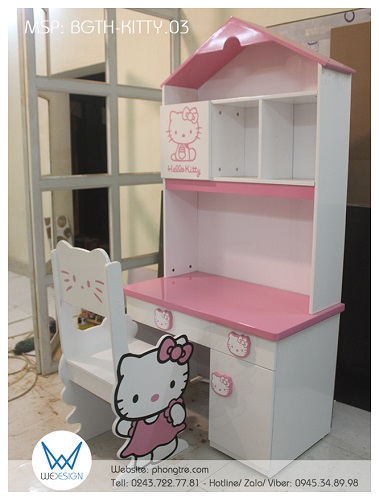 Bộ bàn ghế tiểu học ngôi nhà Hello Kitty màu trắng hồng BGTH-KITTY.03 là sự kết hợp của mẫu bàn học liền giá sách ngôi nhà Hello Kitty BHGS-TH.KITTY03 màu trắng hồng và ghế Hello Kitty giơ tay chào GHE-KITTY.03