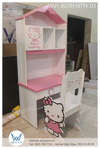 Tạo hình bàn học tiểu học là ngôi nhà Hello Kitty màu trắng có mái hồng và ghế ngồi học là Hello Kitty giơ tay chào như vẫy gọi bé đến với góc học tập của mình