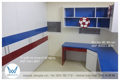 Bàn học đôi đặt góc 1m6x1m8 chủ đề bóng đá và tủ quần áo 2m4 trang trí kẻ ngang màu đỏ và xanh dương cá tính của 2 bé trai nhà chị Hương