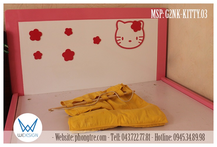 Trang trí giường ngủ hình Mèo Hello Kitty đeo hoa xinh cùng những bông hoa 5 cánh