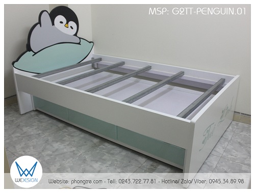Giường tầng trên có kết cấu giống như giường ngủ dát phản. Hai bên thành được làm giống nhau cho phép giường tầng dưới có thể kéo cả 2 bên thành giường