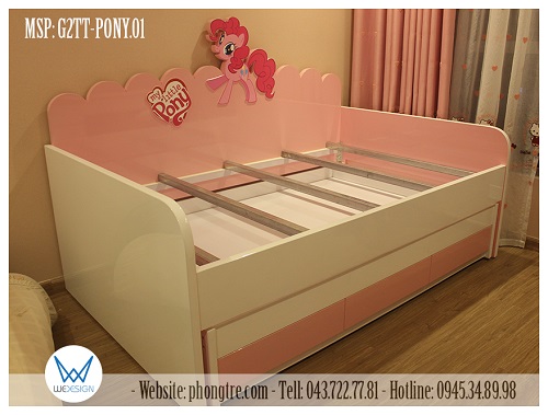 Giường tầng trên có kết cấu khung giường liên kết bằng ke vuông, gác thang bằng thanh kẽm hộp vuông 4