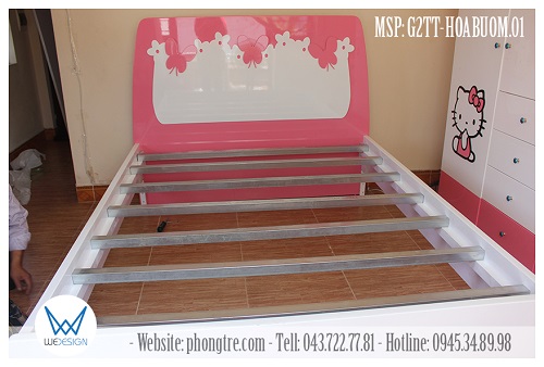 Kết cấu khung giường tầng trên của giường tầng thấp trang trí bướm và hoa xinh