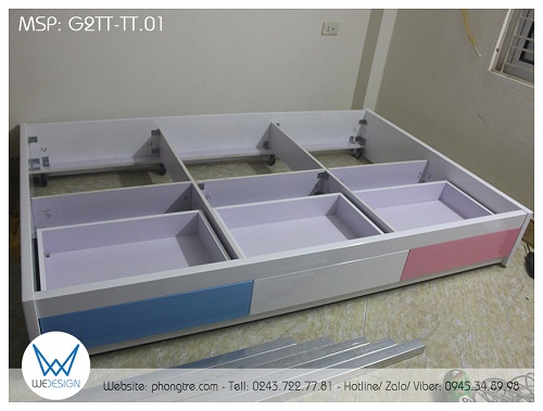Giường tầng dưới có kết cấu đan xương gỗ, bắt bánh xe vào khung cho giường tầng dưới di chuyển