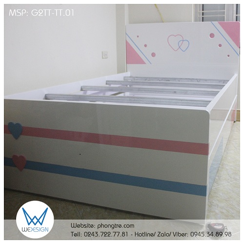 Giường 2 tầng thấp trang trí trái tim màu hồng và xanh