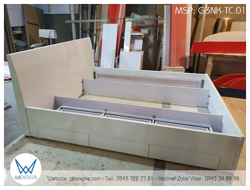 Một phần của thành giường được làm thành bộ 3 mặt ngăn kéo để đồ cho giường cho thành giường khỏe hơn