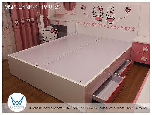 Với thiết kế kê giữa phòng ngủ, 4 ngăn kéo của giường được làm 2 bên thành giường