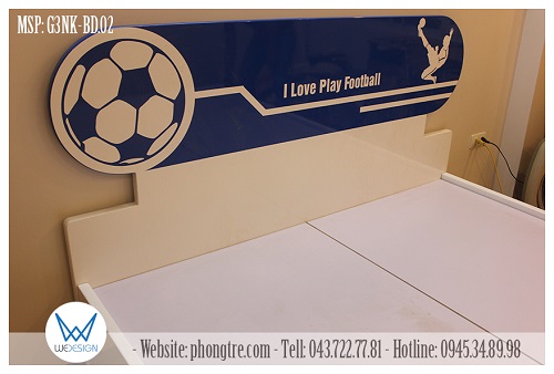 Đầu giường trang trí hình ảnh quả bóng đá, dòng chữ I Love Play Football và hình cầu thủ đang thực hiện cú vô lê