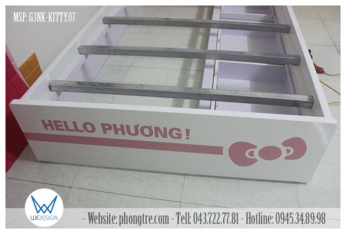 Chi tiết đầu thấp của giường 3 ngăn kéo Hello Kitty MSP: G3NK-KITTY.07 sơn trang trí dải nơ & tên của bé gái