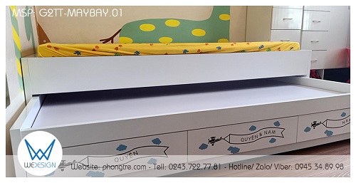 Giường hộp 2 tầng thấp G2TT-MAYBAY.01 có màu trắng trang trí 3 ngăn kéo của giường hình máy bay biểu diễn có tên của 2 bé