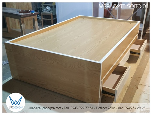 Giường tầng trên đặt dát lên 5 cây thang giường làm bằng kẽm hộp, khe giữa 2 tầng giường được làm cách nhau rất ít để tạo tính thẩm mỹ