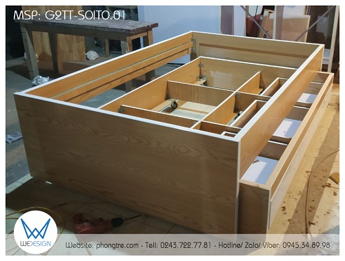 Giường tầng dưới làm kết cấu đan xương, bắt bánh xe để di chuyển