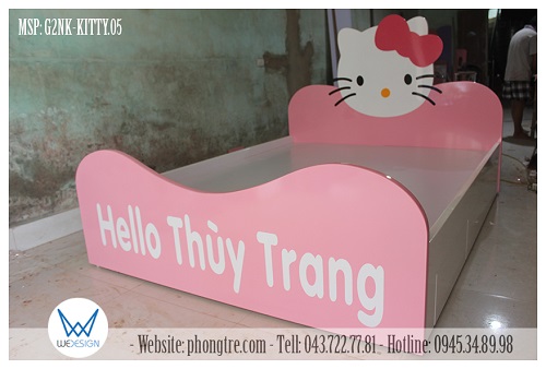 Mặt ngăn kéo được sơn màu trắng theo thành giường